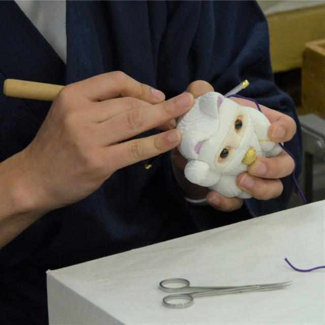 [BECKONING (LUCKY) CAT] MANEKI NEKO FENG SHUI (PEACH) BEAUTY GOOD LUCK | EDO ART DOLLS | KAKINUMA DOLLS
