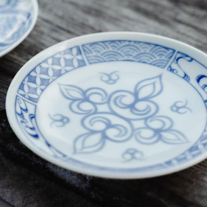 Blue and white porcelain small plate with floral arabesque and traditional Japanese patterns | Ainu crafts, Cikarpe Akan