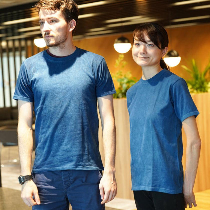 Man and woman wearing natural indigo-dyed T-shirts | Indigo Kesennuma