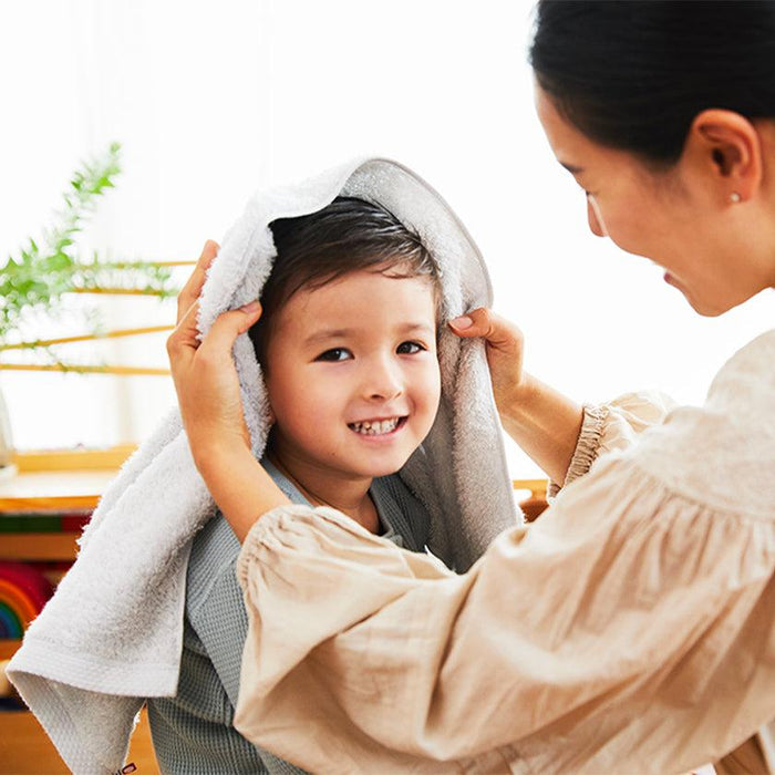 Mother drying child's hair with a soft white Imabari face towel | sara-la, Japan