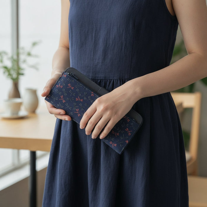 [WALLET] NAGOMI | KOUSHU INDEN (LACQUERED DEERSKIN CRAFTS)| INDEN-YA｜使用イメージ（演出・着用）※手作りのため色・風合いは一点ごとに異なります