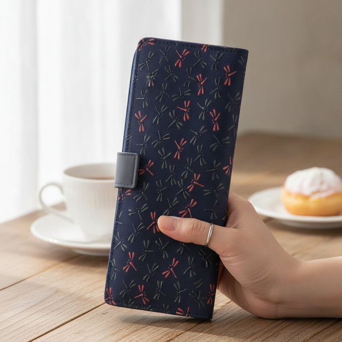 [WALLET] NAGOMI | KOUSHU INDEN (LACQUERED DEERSKIN CRAFTS)| INDEN-YA｜使用イメージ（演出・着用）※手作りのため色・風合いは一点ごとに異なります